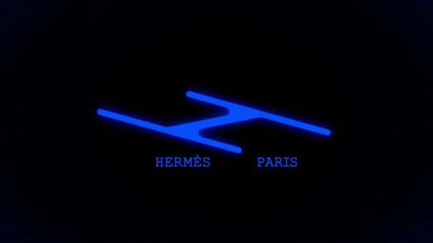 2019 26624 29317 Hermes Girl With Black Bag 01