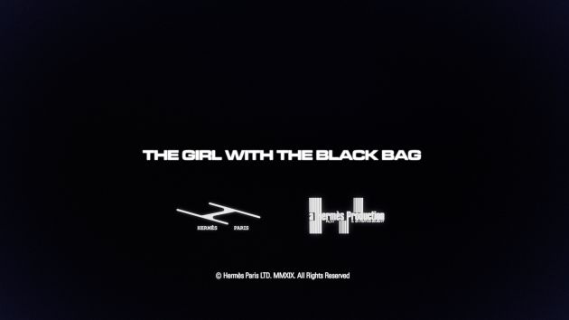 2019 26624 29318 Hermes Girl With Black Bag 02