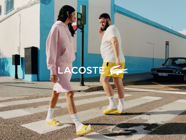 2022 27569 66349 2lacoste Brandcampaign Socks And Sandals Print